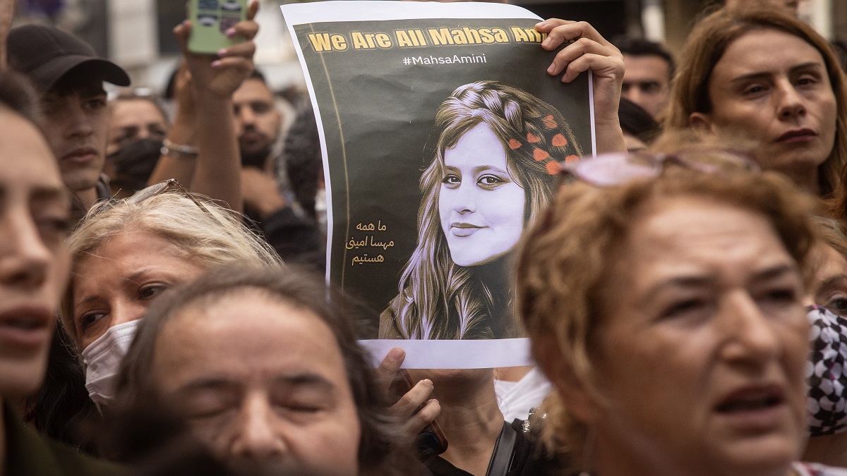 ‘ঠিকমতো’ হিজাব না পরায় নির্যাতন ও হত্যা, ইরানজুড়ে বিক্ষোভ ও সহিংসতায় নিহত ৩১