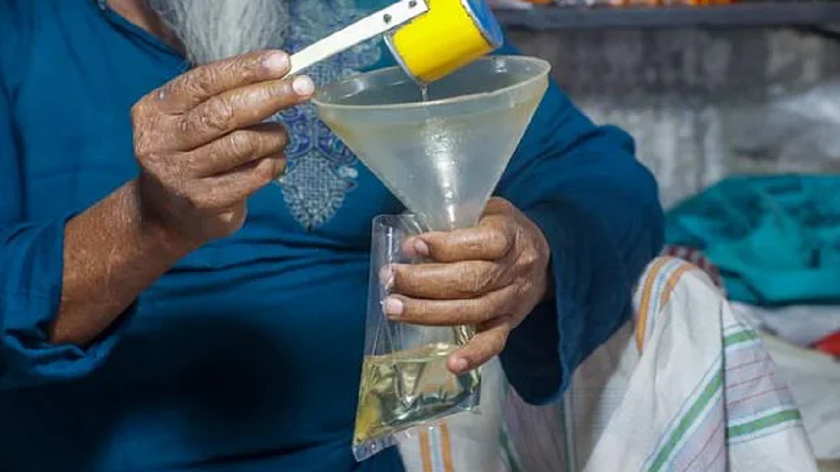 সরকারের বেধে দেয়া দামে বিক্রি হচ্ছে পামতেল, তবে কমেনি চিনির দাম