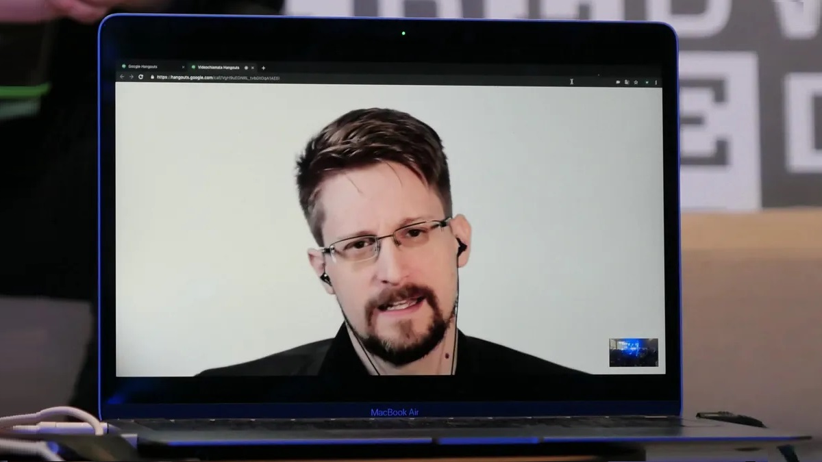 রাশিয়ার নাগরিকত্ব পেলেন এডওয়ার্ড স্নোডেন