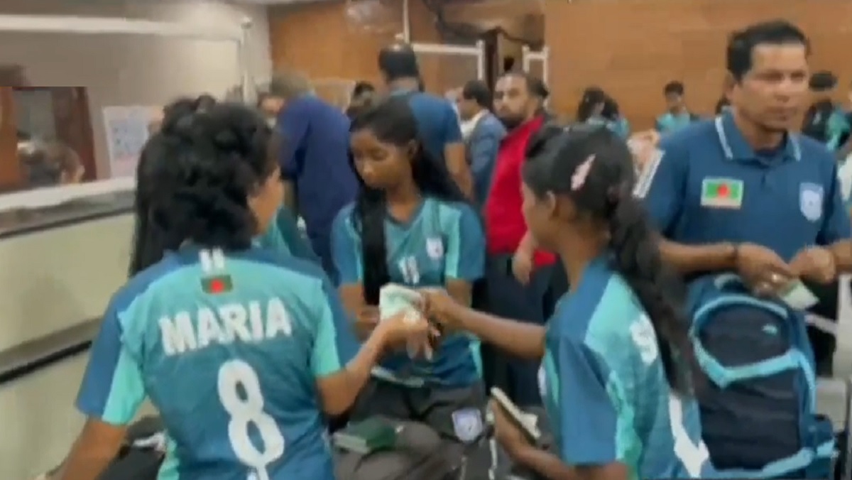 কাঠমান্ডুর বিমানবন্দরে দেশে ফেরার অপেক্ষায় চ্যাম্পিয়ন মেয়েরা