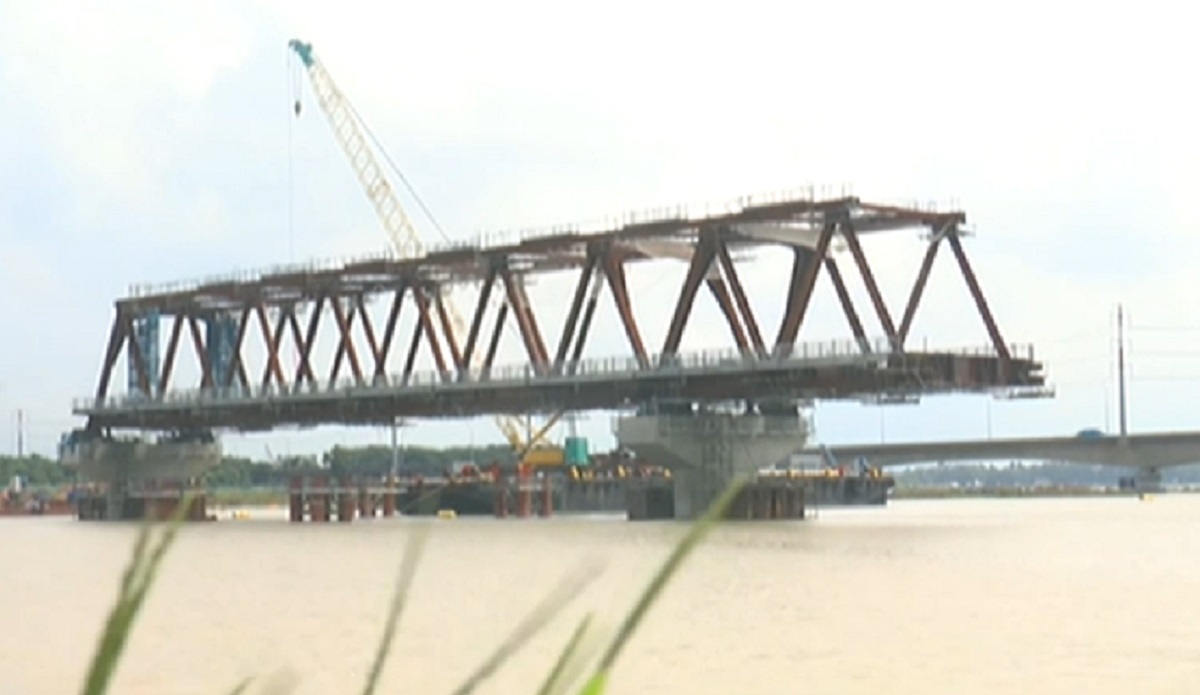 বঙ্গবন্ধু রেলসেতুতে ব্যবহৃত হচ্ছে নতুন প্রযুক্তি, আবহাওয়ার সাথে বদলে যাবে গার্ডারের রং