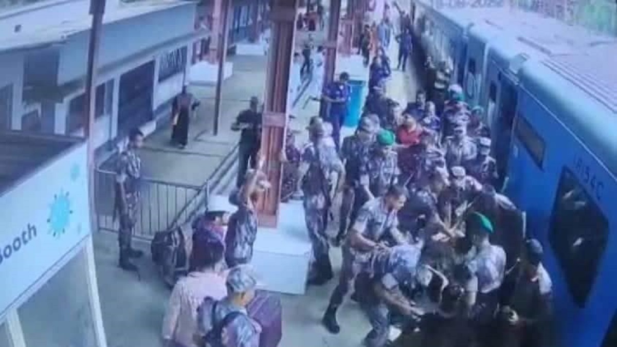 ট্রেন তল্লাশিকে কেন্দ্র করে বেনাপোলে বিজিবি ও রেল পুলিশের মধ্যে সংঘর্ষ, আহত ৩