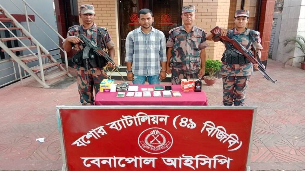 বেনাপোলে বিপুল পরিমাণ বিদেশি মুদ্রা ও মদসহ আটক ১