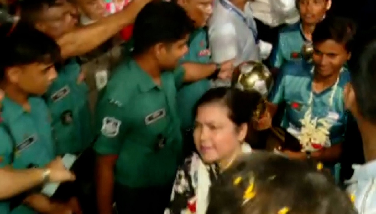 দীর্ঘ শোভাযাত্রা শেষে বাফুফে ভবনে ফুটবলাররা