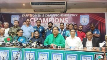 সংবাদ সম্মেলনে দাঁড়িয়ে থাকার বিষয়ে ইতিবাচক হওয়ার আহ্বান সাবিনার