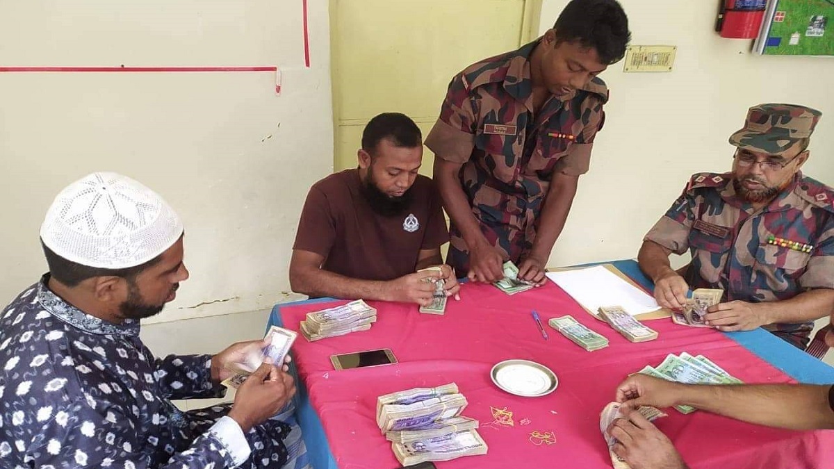 বিজিবির ধাওয়ায় ব্যাগের ভেতরে থাকা ১৫ লক্ষাধিক টাকা রেখে যুবকের দৌড়
