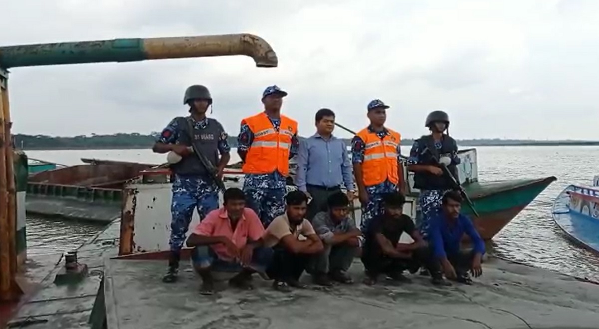 অবৈধভাবে বালু উত্তোলনের সময় ড্রেজার-বলগেটসহ আটক ৫