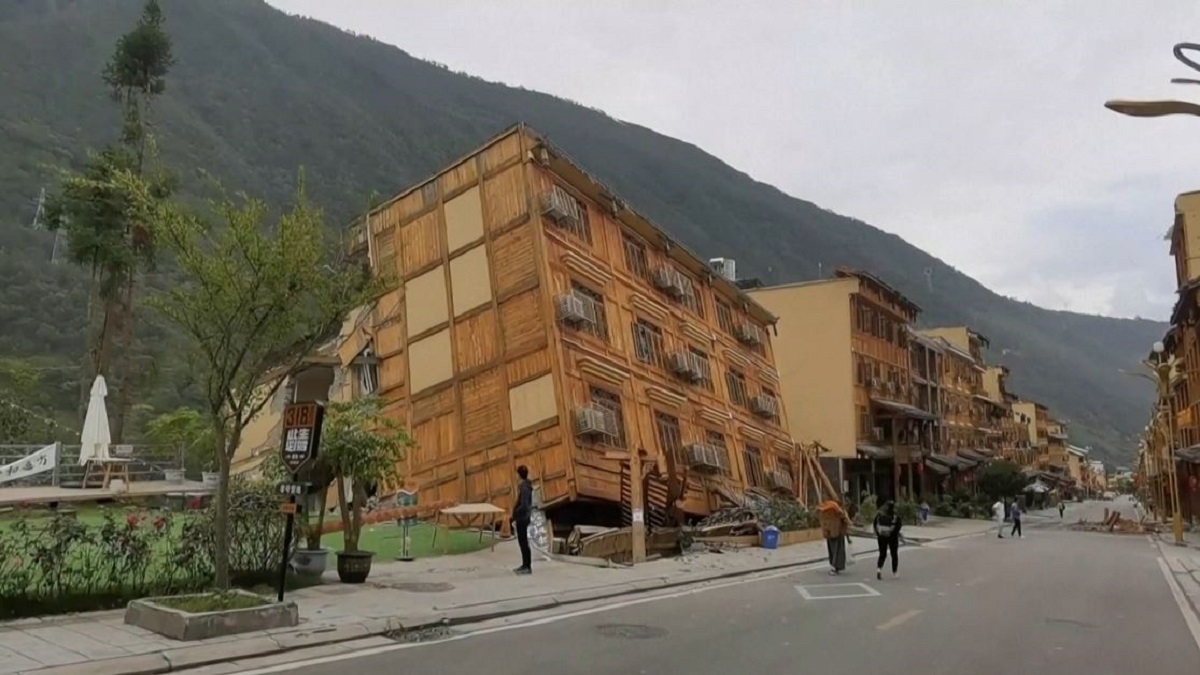 চীনে ভূমিকম্পে প্রাণহানি বেড়ে দাঁড়িয়েছে ৬৬ জনে, এখনও নিখোঁজ ১৫