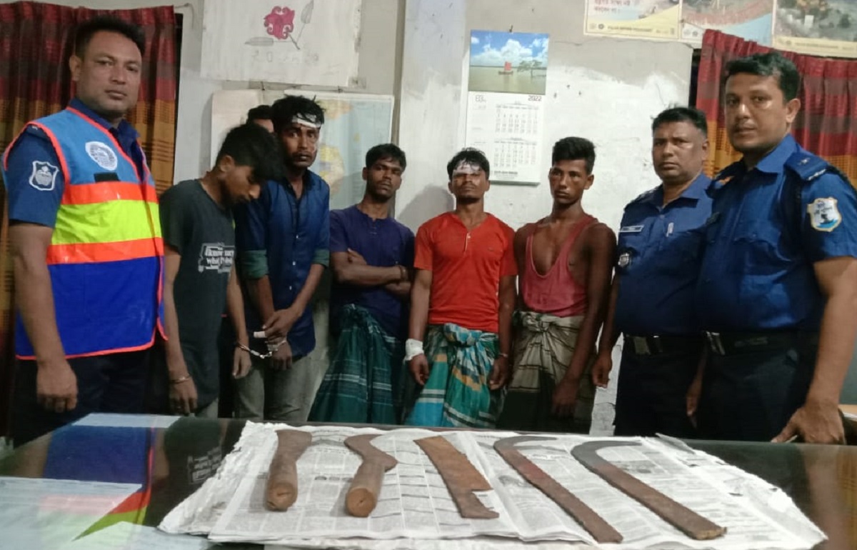 হাতিয়ায় মাছ ধরার ট্রলারে ডাকাতি, অস্ত্রসহ ৫ ডাকাত আটক