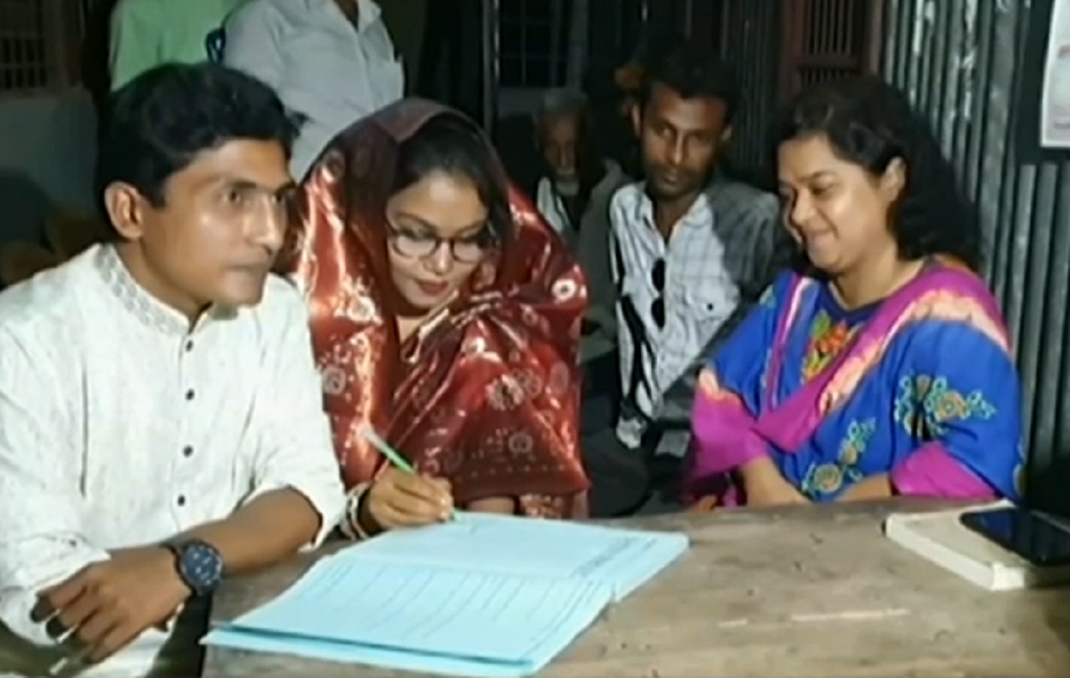 দেনমোহর ১০১টি বই! ব্যতিক্রমী বিয়েতে আলোচনায় নিখিল-সান্ত্বনা