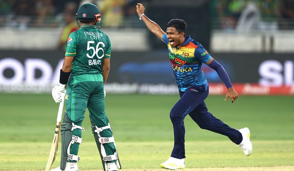 ফাইনালেও ব্যর্থ বাবর, জোড়া আঘাতে চাপে পাকিস্তান