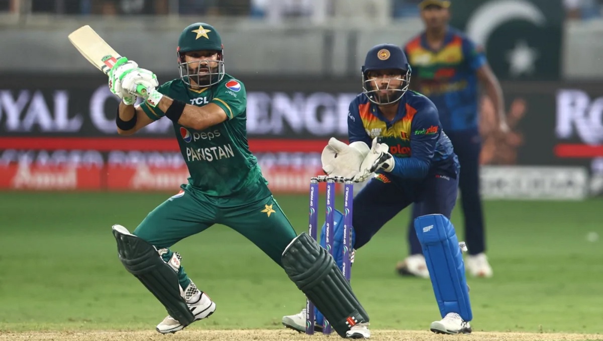 রিজওয়ান-ইফতিখারের ব্যাটে লড়ছে পাকিস্তান