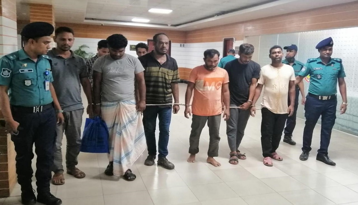 গাজীপুরে ককটেল ফাটিয়ে দুর্ধর্ষ ডাকাতি; অস্ত্র, গুলিসহ ৯ ডাকাত গ্রেফতার