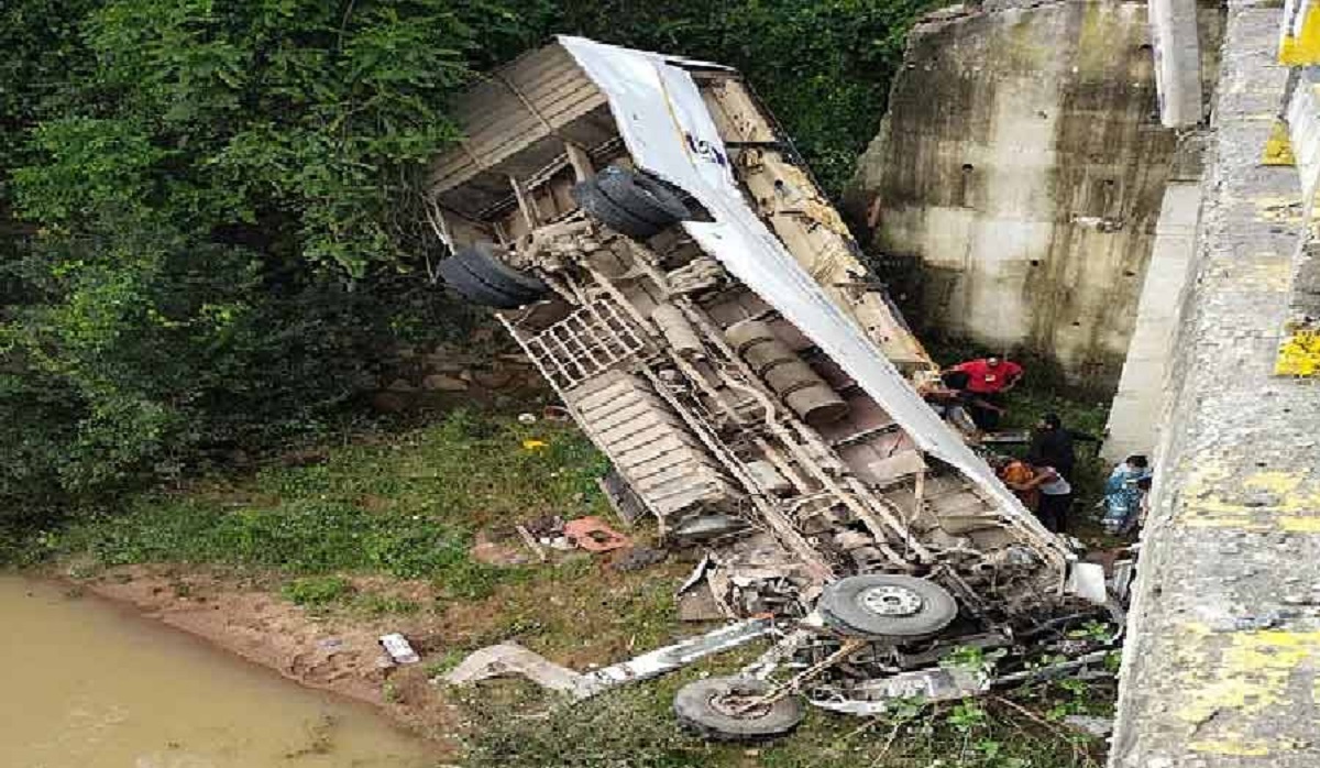 ভারতে সেতুর রেলিং ভেঙে অর্ধশতাধিক যাত্রীসহ বাস নদীতে, নিহত অন্তত ৬