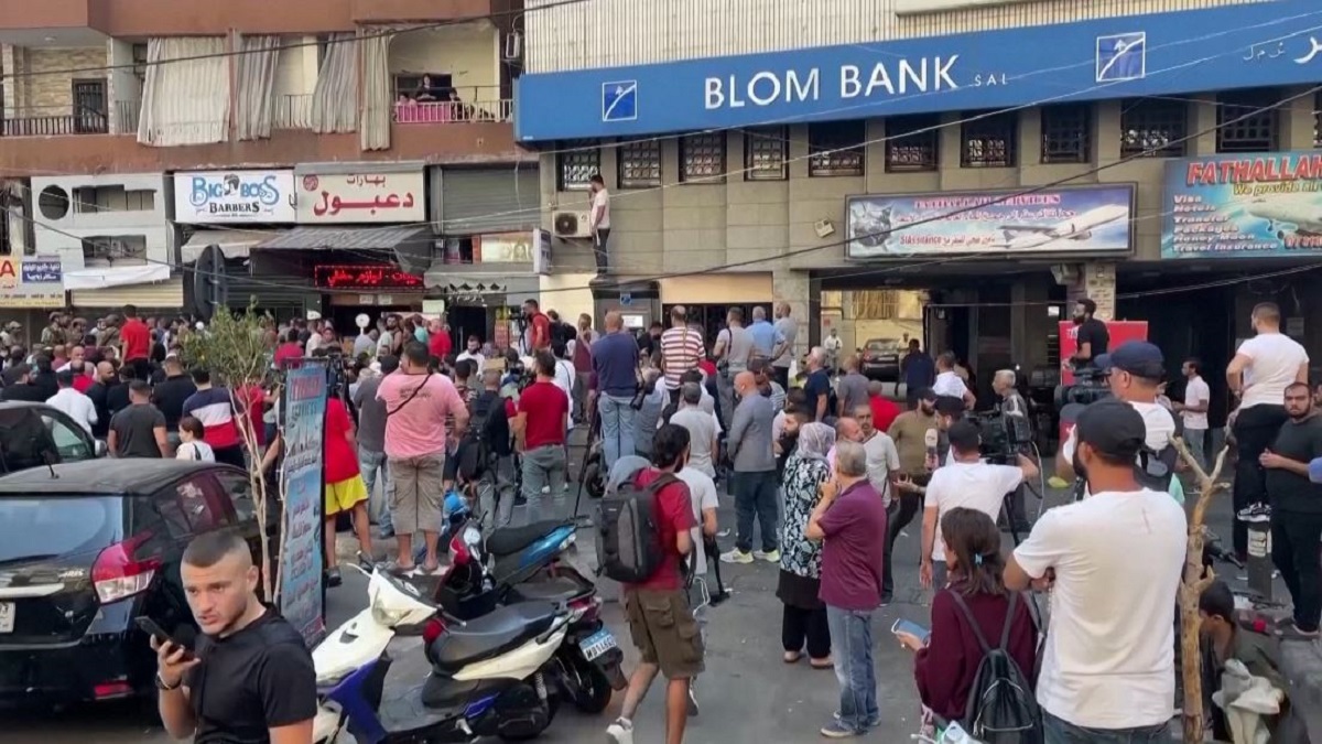 অনির্দিষ্টকালের জন্য লেবাননে সব ব্যাংক বন্ধের সিদ্ধান্ত