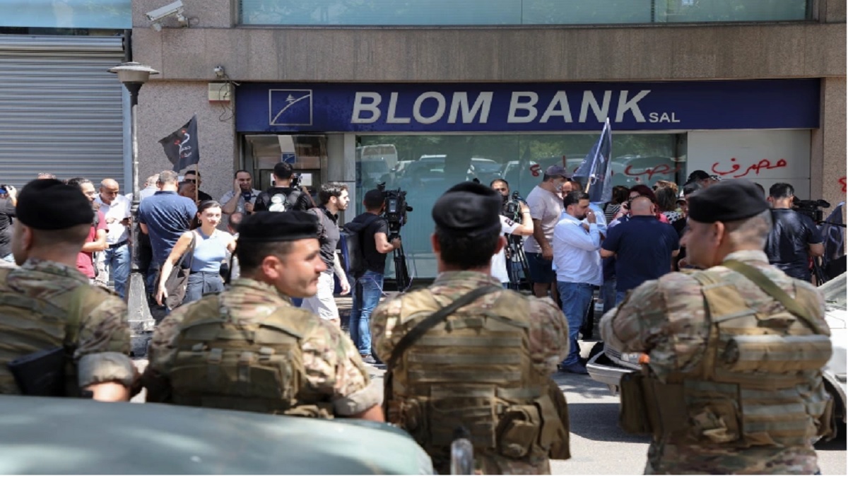আমানতকারীদের চাপে লেবাননে বন্ধ হচ্ছে ব্যাংক