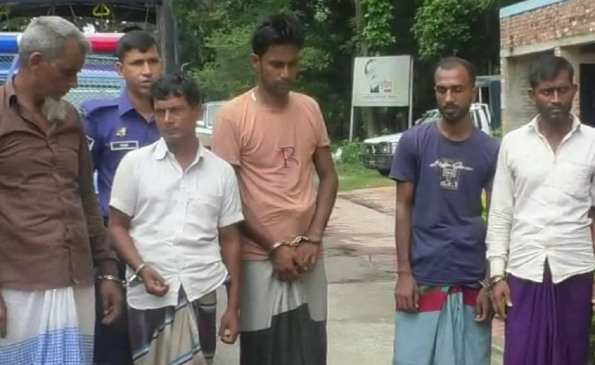 নাটোরে ছিনতাই হওয়া ২২টি গরুসহ গ্রেফতার ৬