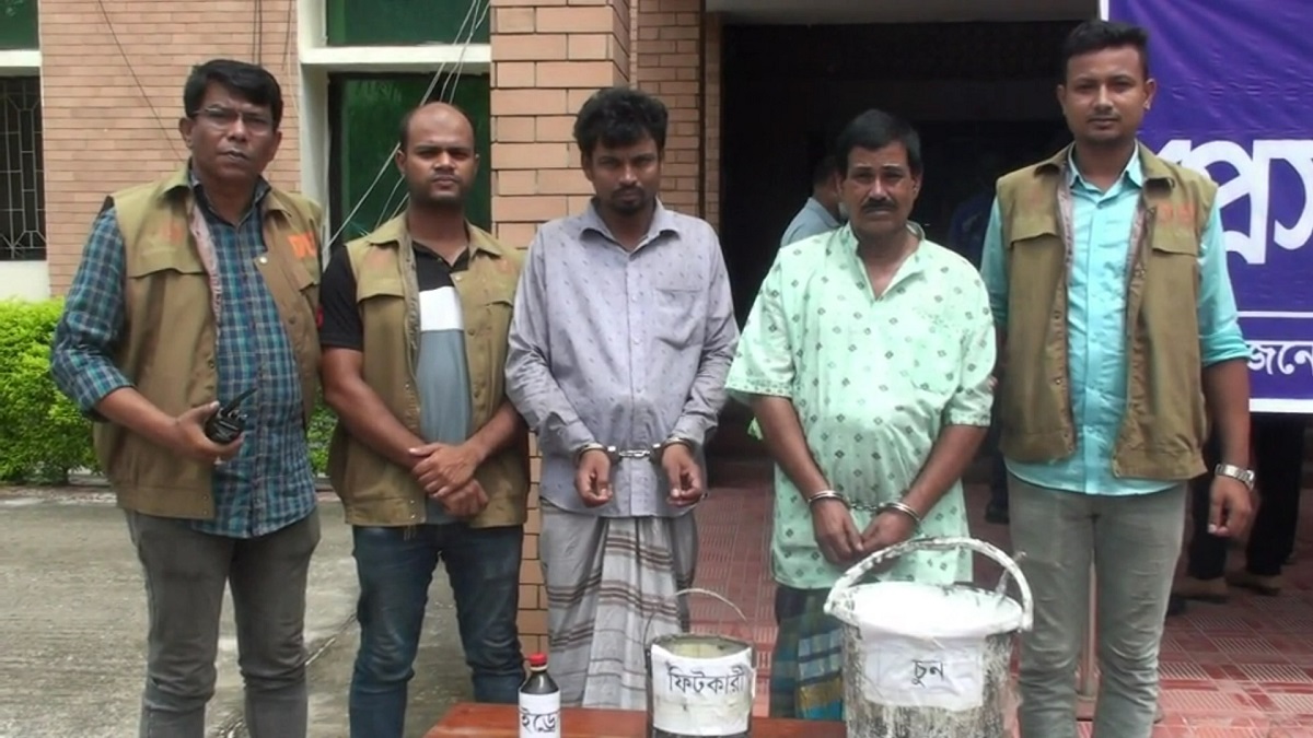 নাটোরে চুন-ফিটকিরি দিয়ে তৈরি হচ্ছিলো ভেজাল গুড়, আটক ২