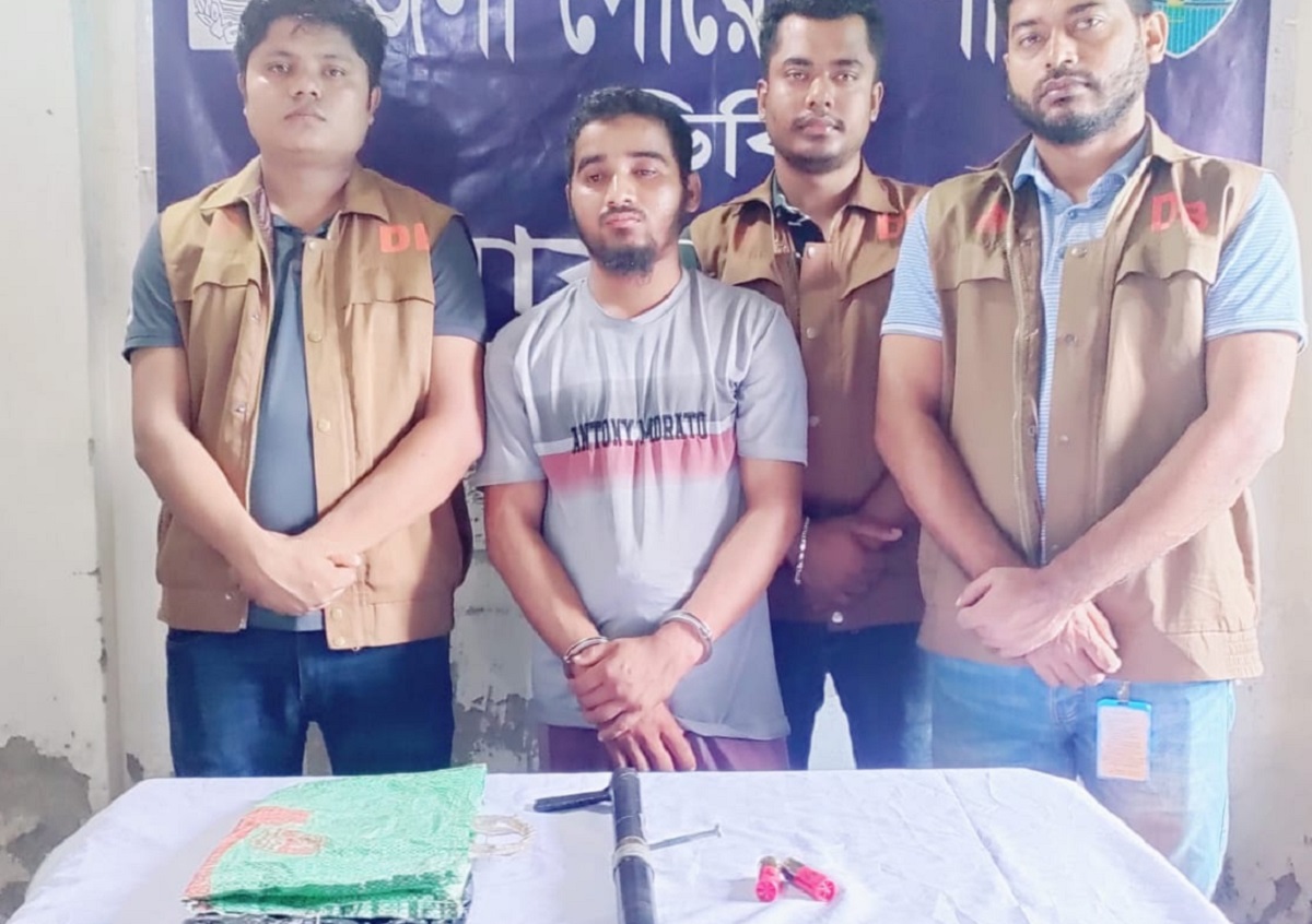 বাড়িতে অস্ত্র রেখে প্রতিপক্ষকে ফাঁসাতে গিয়ে নিজেই গ্রেফতার যুবক