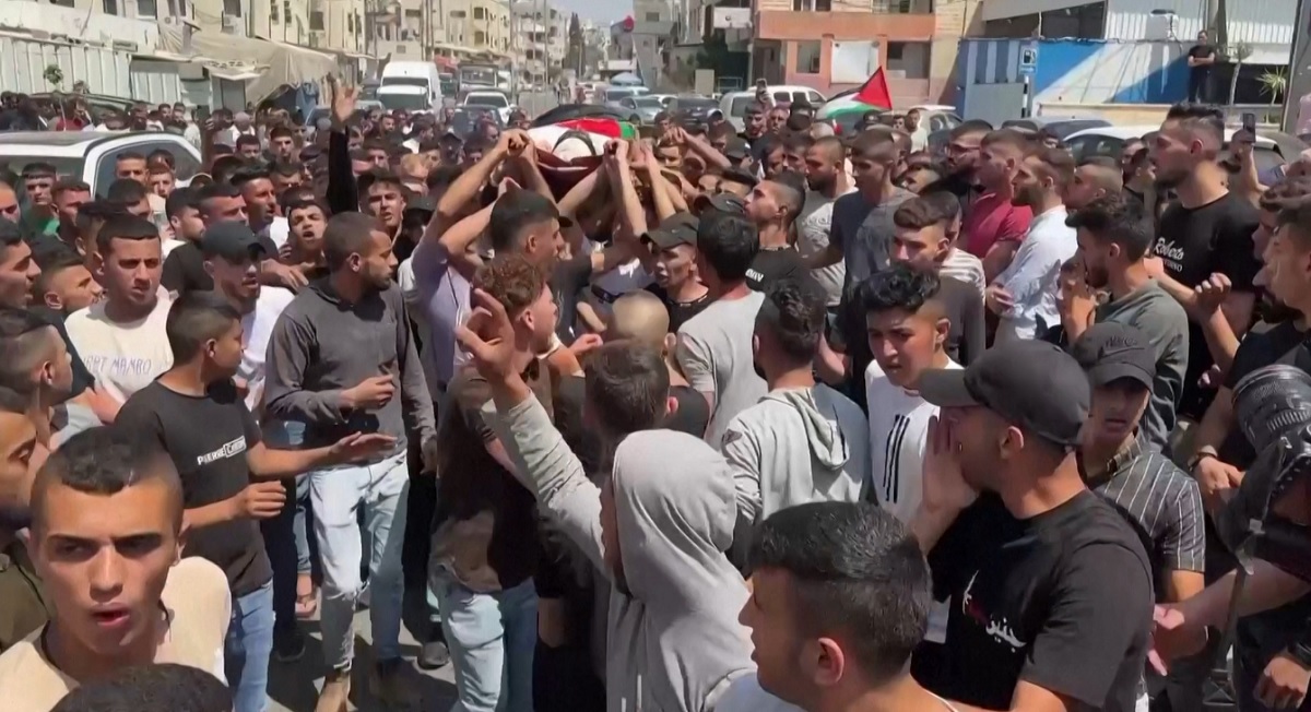 ইসরায়েলি বাহিনীর গুলিতে নিহত ফিলিস্তিনি যুবকের জানাজাকে কেন্দ্র করে সহিংসতা