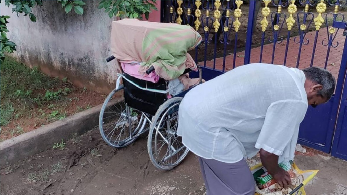 চর্মরোগে আক্রান্ত হয়ে মায়ের মৃত্যু, হুইল চেয়ারে করে মায়ের মরদেহ শ্মশানে নিয়ে গেলো ছেলে