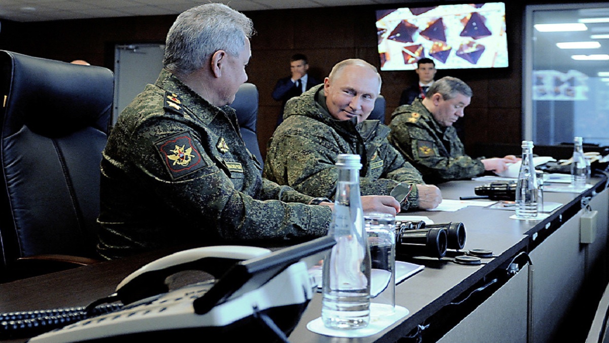 সশরীরে সামরিক মহড়া পরিদর্শনে পুতিন