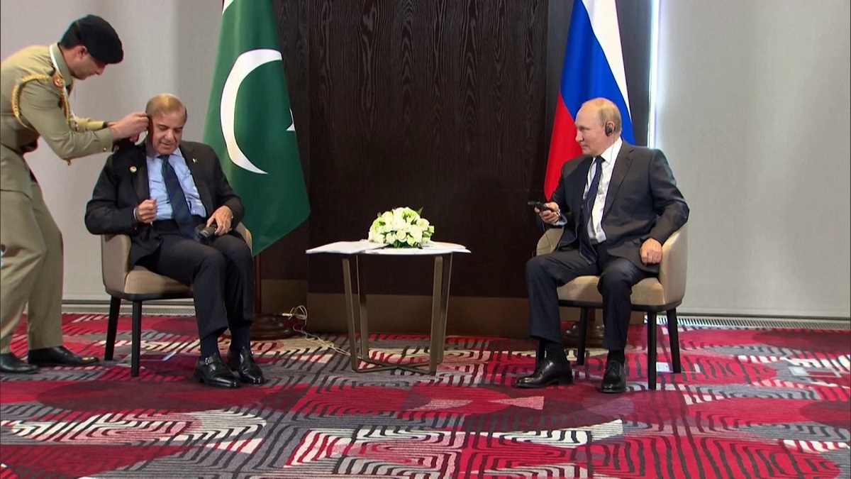 ইয়ারফোন ব্যবহার করতে গিয়ে গলদঘর্ম পাক প্রধানমন্ত্রী, হেসে উঠলেন পুতিন (ভিডিও)