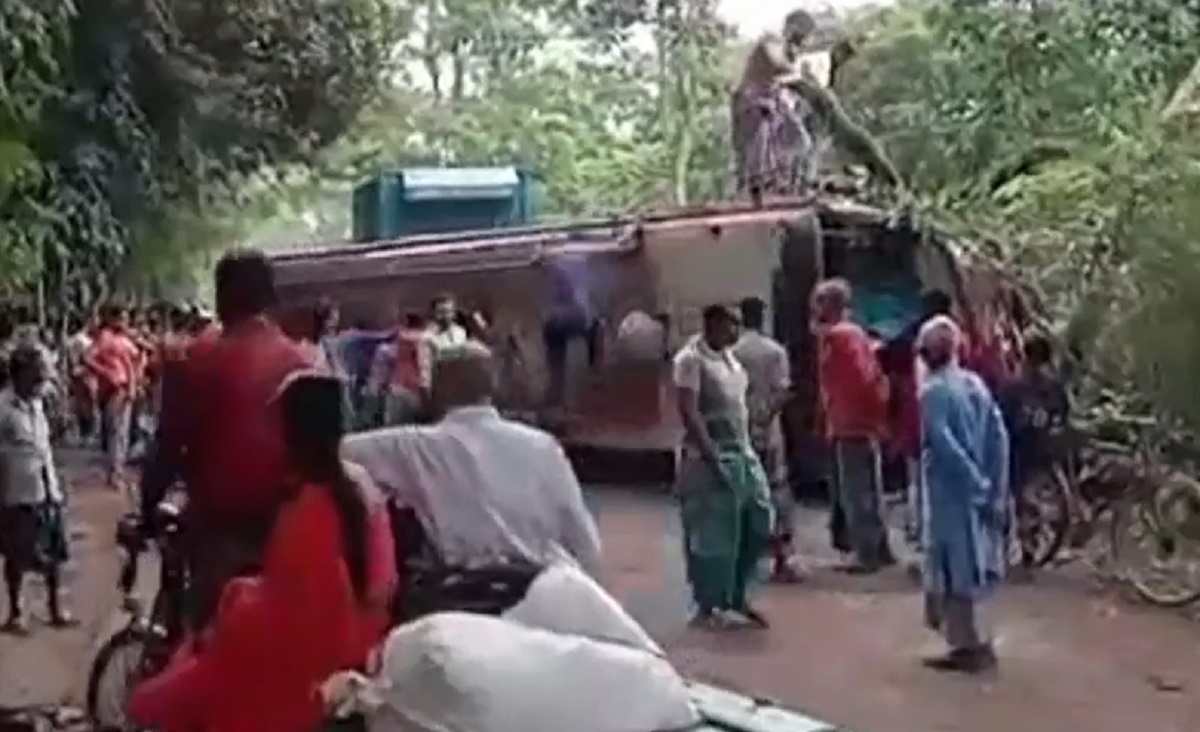 সাতক্ষীরায় যাত্রীবাহী বাস উল্টে নিহত ১, আহত অন্তত ১২