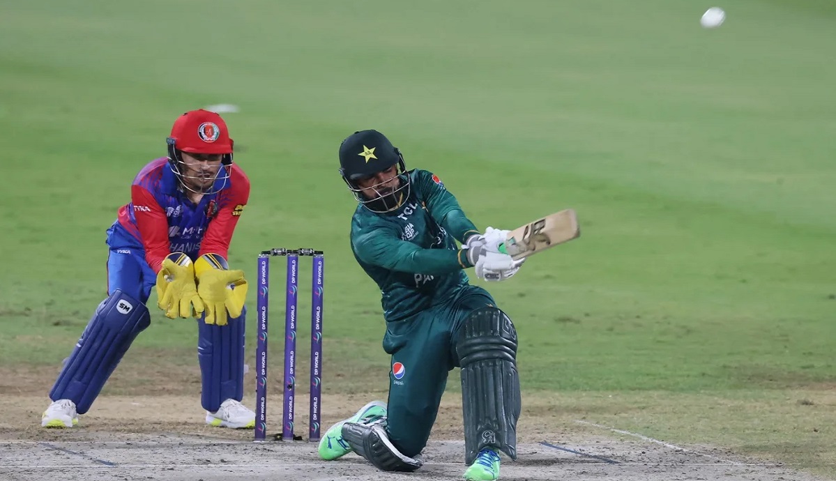 শাদাবের ব্যাটে ঘুরে দাঁড়ালো পাকিস্তান