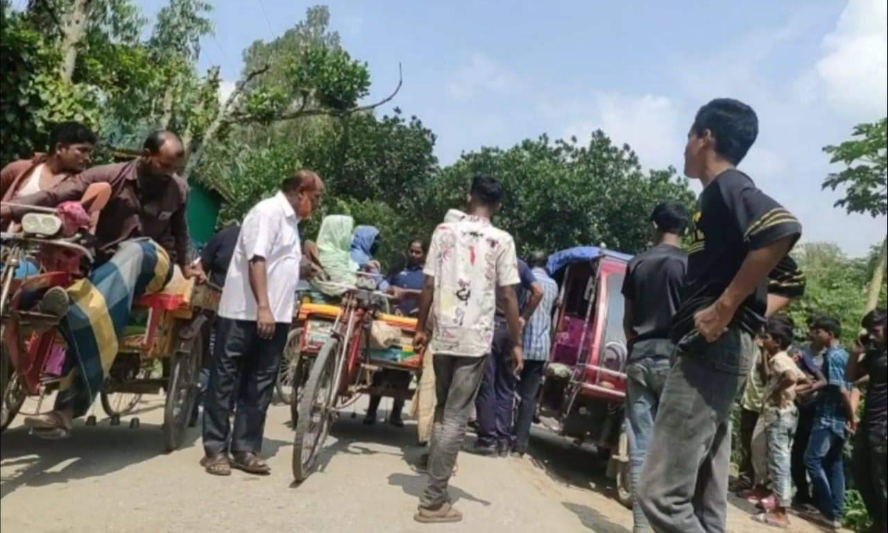 সিরাজগঞ্জে পরীক্ষা কেন্দ্রে নকল সরবরাহের দায়ে আ’লীগ নেতার স্ত্রী-ছেলেসহ আটক ৪