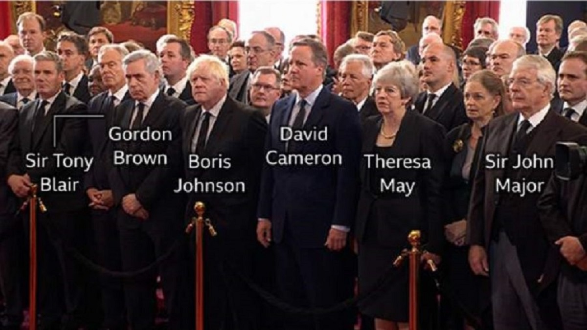 সাবেক ছয় প্রধানমন্ত্রী একই সারিতে