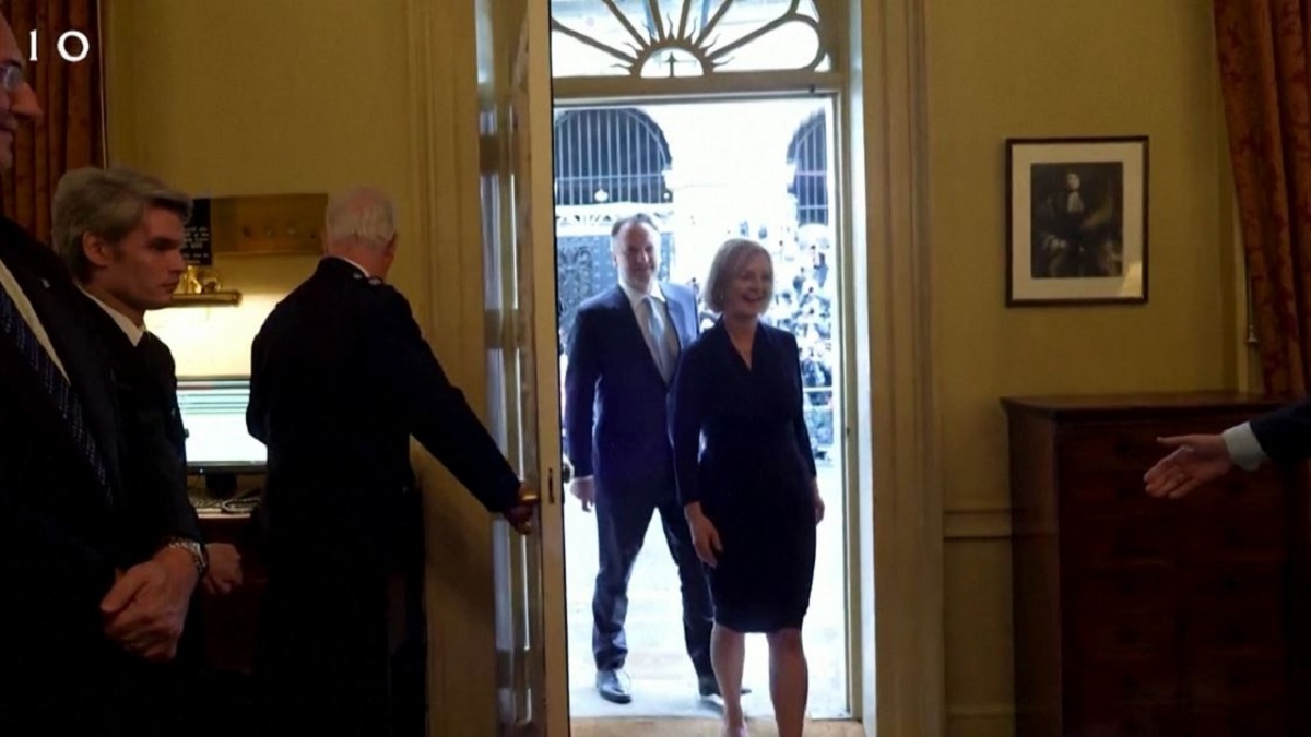 লিজ ট্রাস ক্ষমতা গ্রহণের পরই ব্রিটিশ মন্ত্রিসভায় ব্যাপক রদবদল