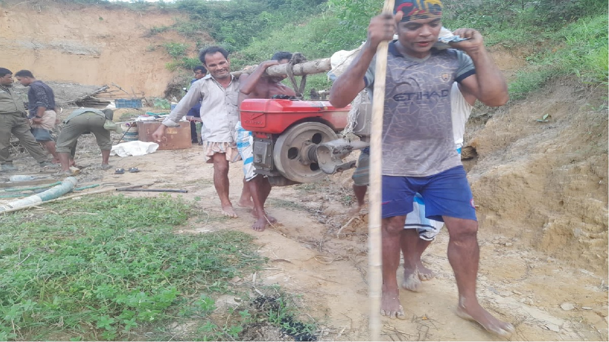 উখিয়ার গভীর অরণ্য থেকে অস্ত্র ও ড্রেজার মেশিন উদ্ধার