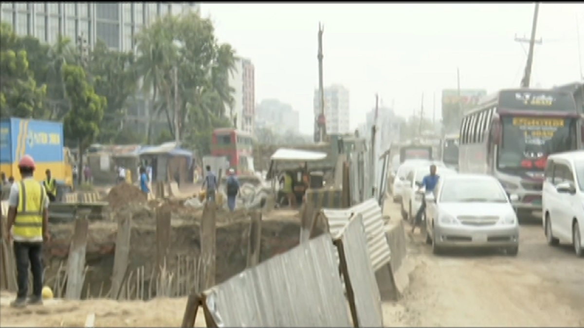 বিমানবন্দর সড়কে যানজট; প্রতিদিন ১১ কি.মি. রাস্তাজুড়ে আটকে থাকে গাড়ি