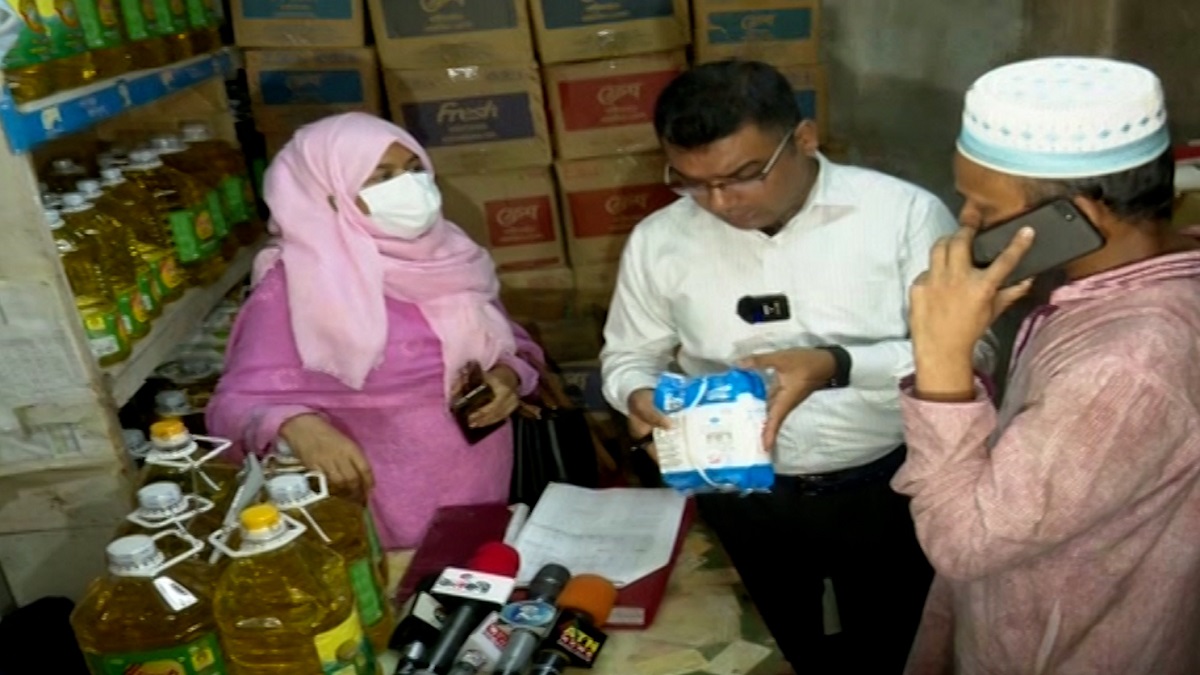 নিত্যপণ্যের মূল্য বৃদ্ধি নিয়ন্ত্রণে কারওয়ান বাজারে ভোক্তা অধিকারের অভিযান