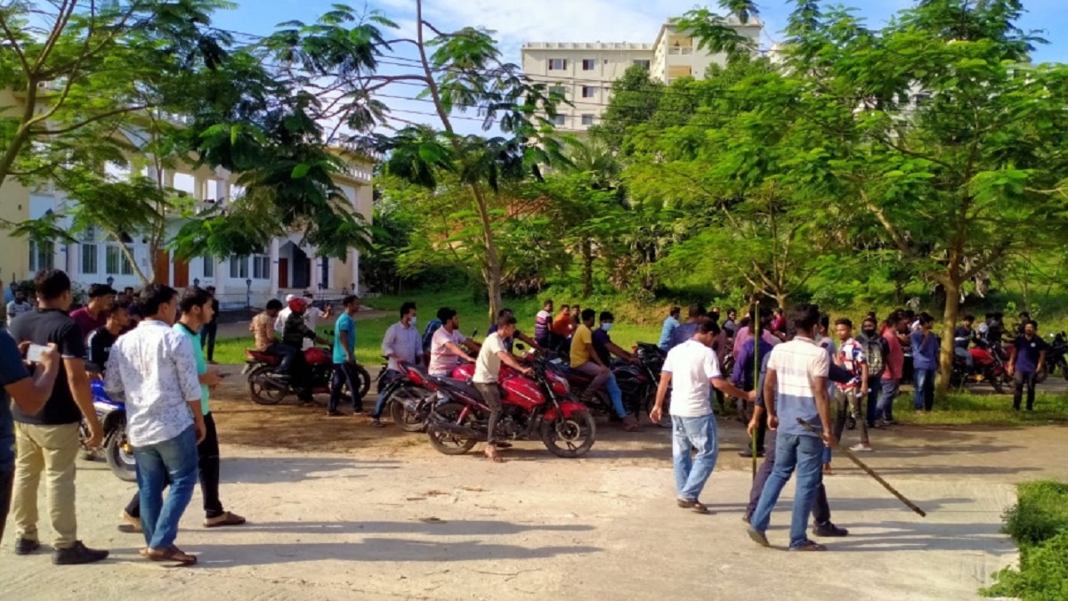 ছাত্রলীগের উত্তেজনায় হল ভ্যাকেন্ট, বিশ্ববিদ্যালয় ছেড়েছেন কুবি শিক্ষার্থীরা