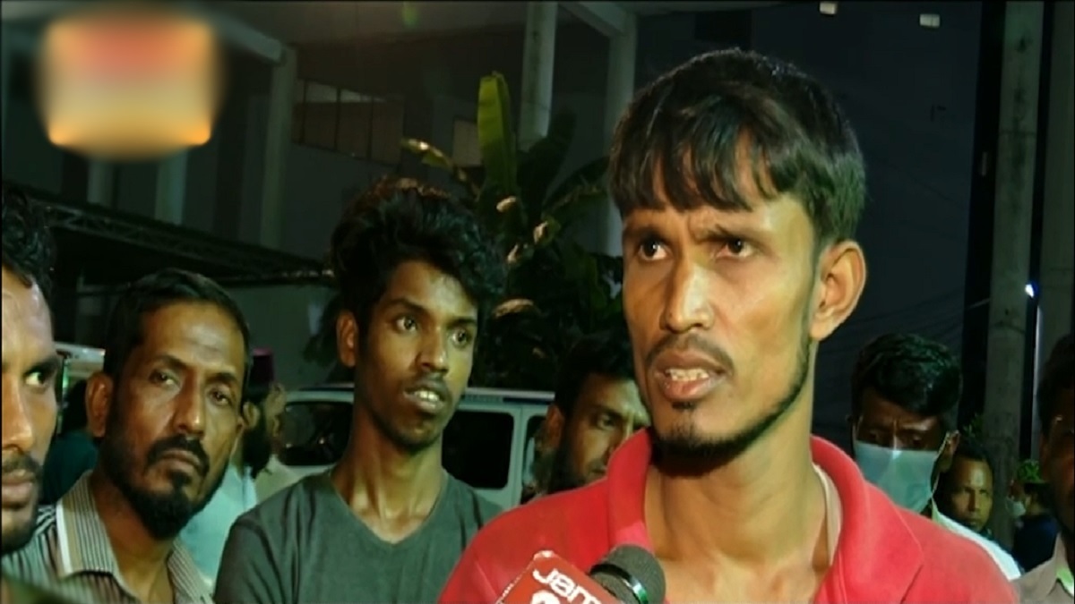 মানবিকতার অনন্য উদাহরণ, রাস্তায় পড়ে থাকা বৃদ্ধাকে হাসপাতালে নিলেন ভ্যানচালক