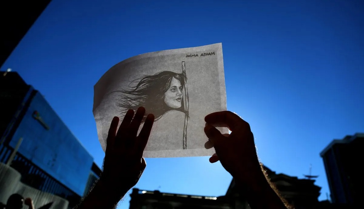 পোশাকের স্বাধীনতা বিতর্কে ইরানকে কানাডার নতুন নিষেধাজ্ঞা