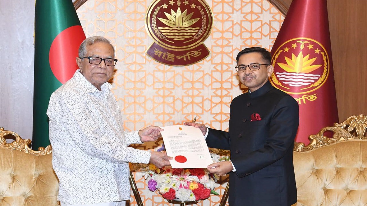 রাষ্ট্রপতির কাছে পরিচয়পত্র পেশ করলেন নবনিযুক্ত ভারতীয় হাইকমিশনার