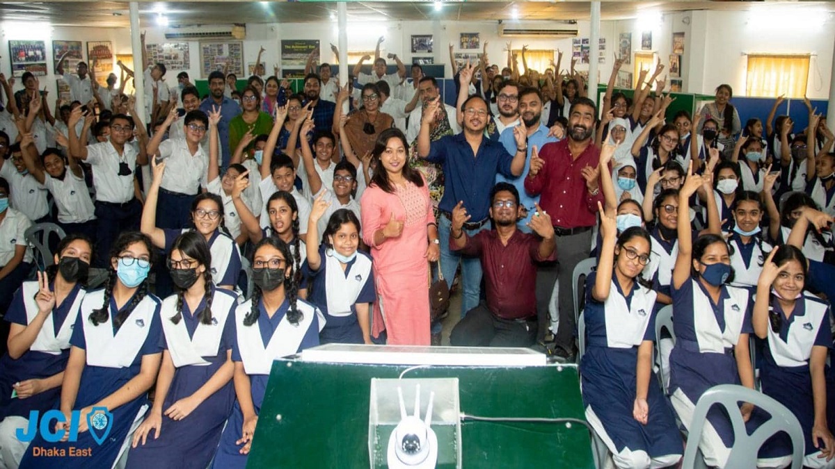 পরিবেশকে দূষণমুক্ত রাখতে সানিডেল মিডল স্কুলে আয়োজিত হলো ‘স্মার্ট বিন’