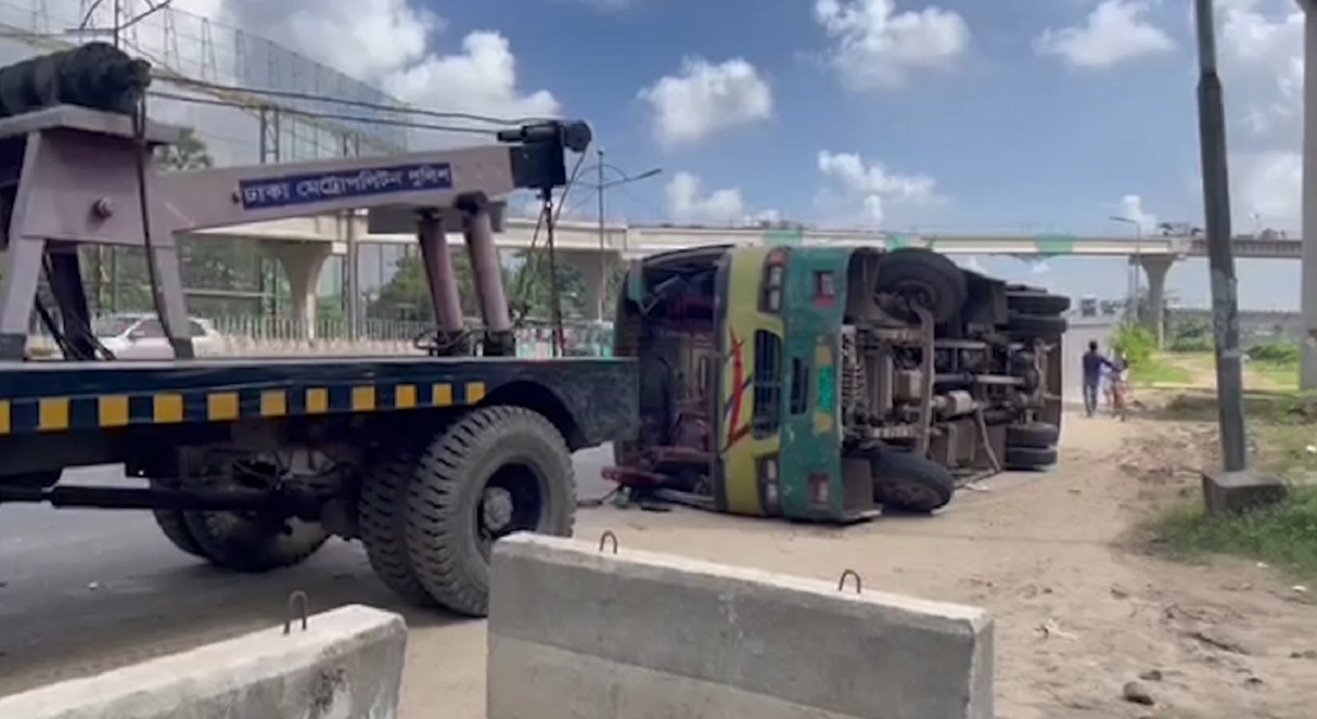 শেওড়ায় উল্টে গেল ভিআইপি পরিবহনের বাস