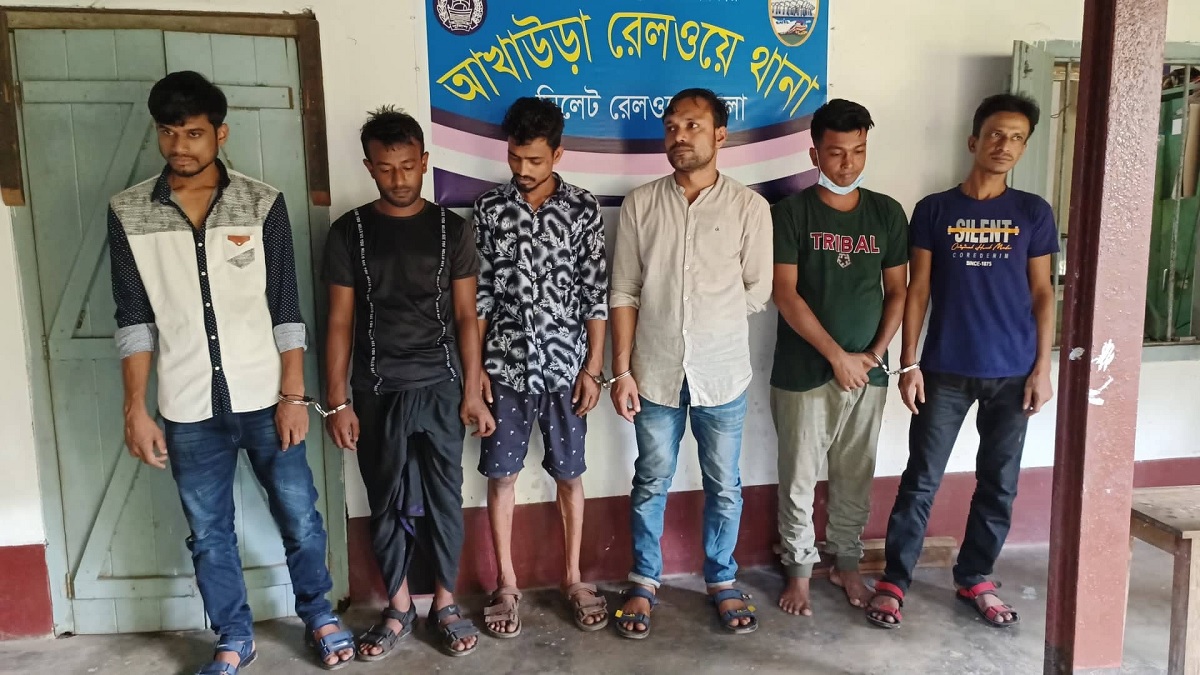 আখাউড়ায় ট্রেনে ছিনতাইকারী চক্রের তিন সদস্যসহ গ্রেফতার ৬