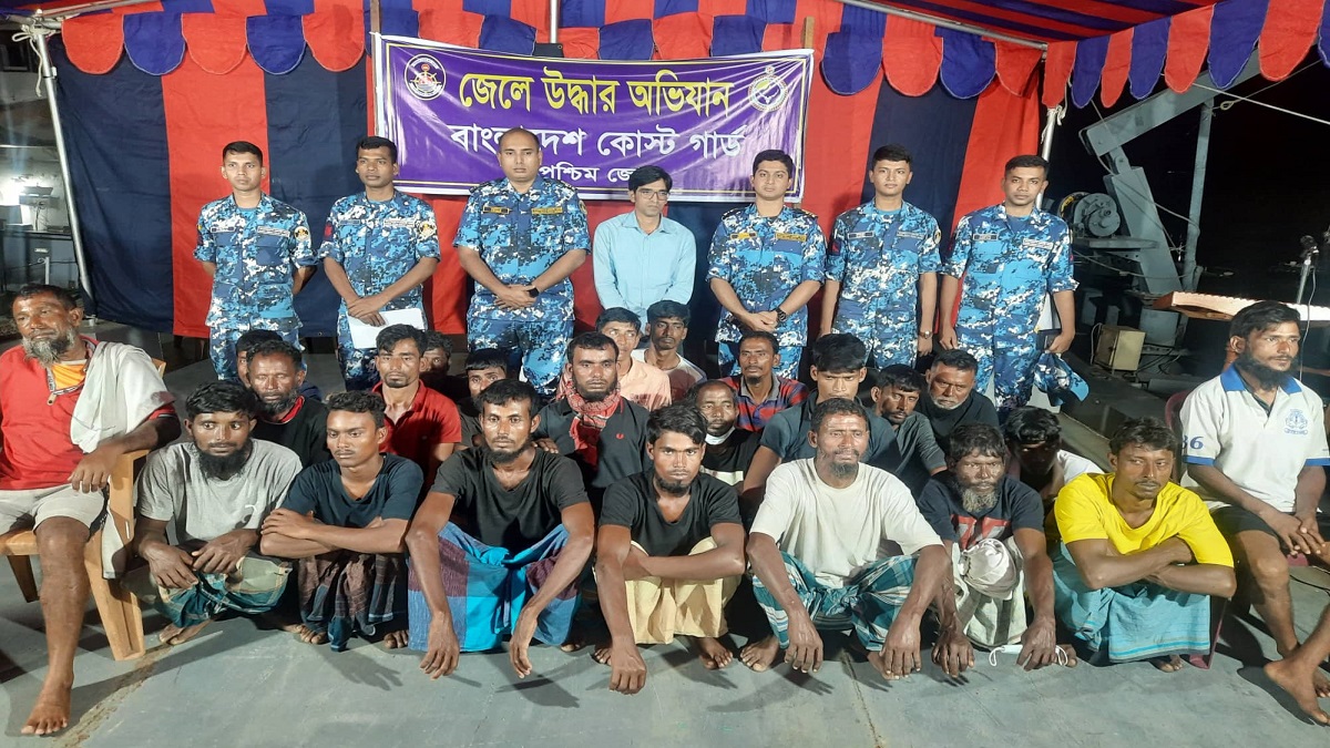 পরিবারের কাছে ফিরলেন সাগরে উদ্ধার হওয়া ২৩ জেলে