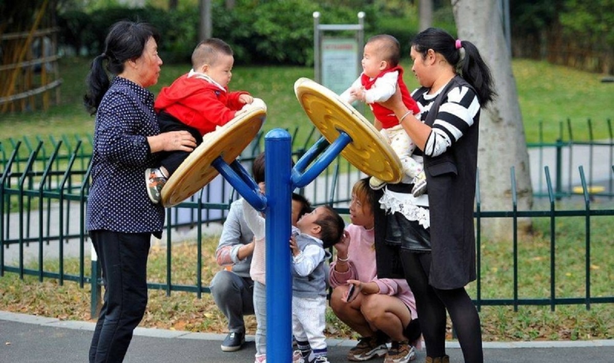 জন্মহার বাড়াতে এবার বিশেষ উদ্যোগ নেবে চীন