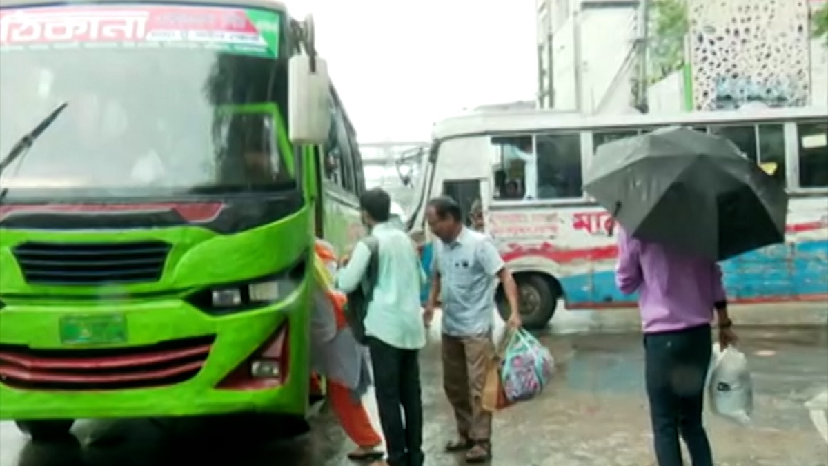 রাজধানীতে গুঁড়িগুঁড়ি বৃষ্টি, পরিবহন সংকটে ভোগান্তিতে অফিসগামী মানুষ