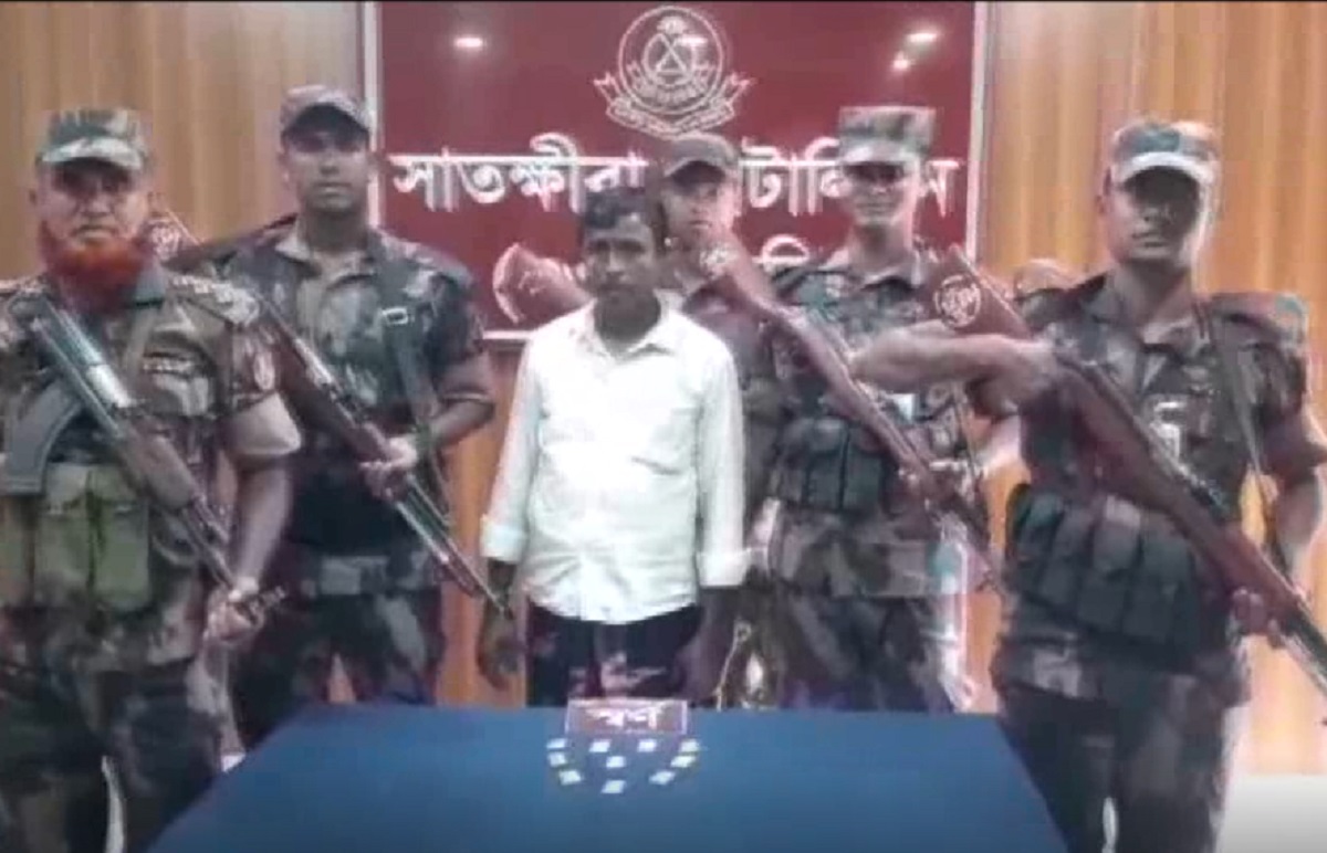 সাতক্ষীরায় কোটি টাকার স্বর্ণসহ চোরাকারবারী আটক