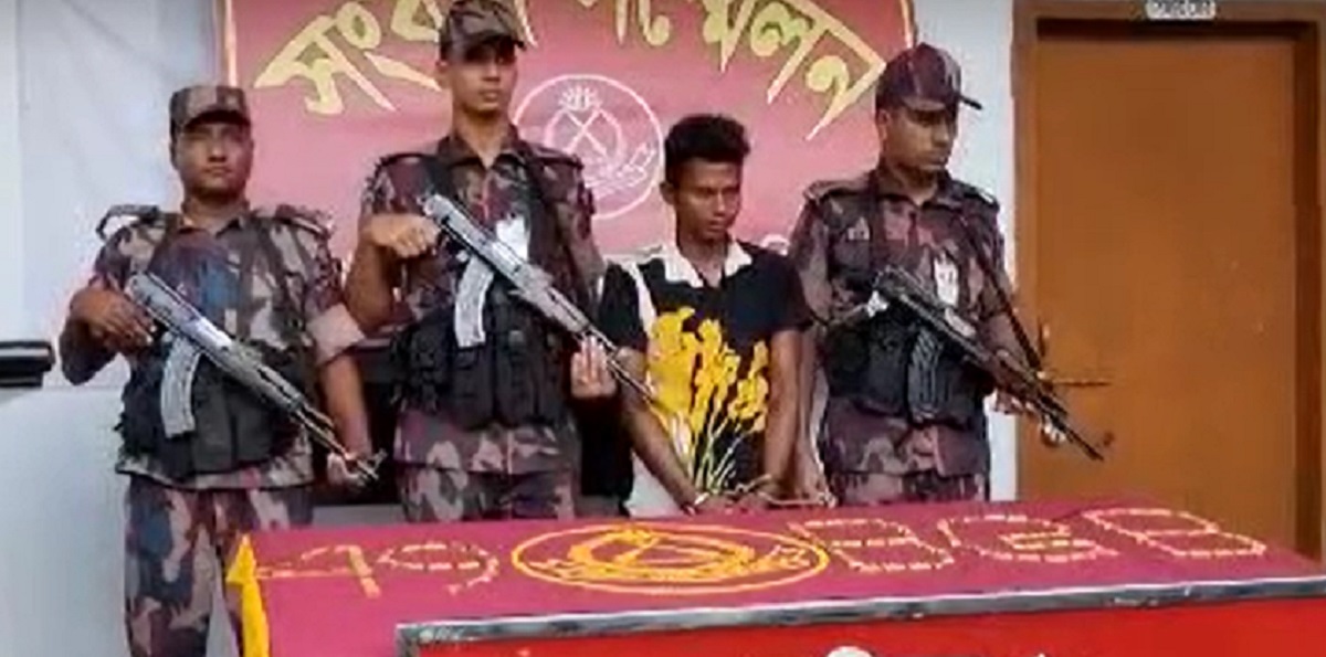 ভারতে পাচারের সময় কয়েক কোটি টাকার স্বর্ণসহ যুবক আটক