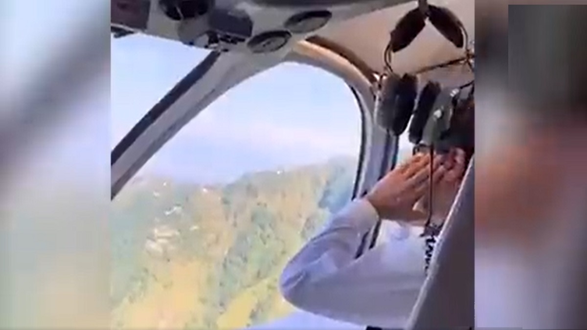 হেলিকপ্টারে বসে ইমরান খানের নামাজের ভিডিও ভাইরাল