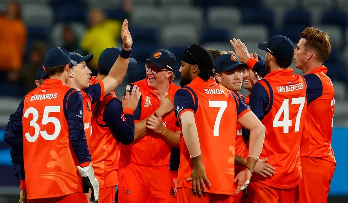 ডাচদের নিয়ন্ত্রিত বোলিংয়ে আমিরাতের পুঁজি মাত্র ১১১ রান