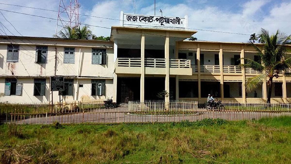 পটুয়াখালীতে পুলিশ কর্মকর্তা ও সোর্সের বিরুদ্ধে মামলা